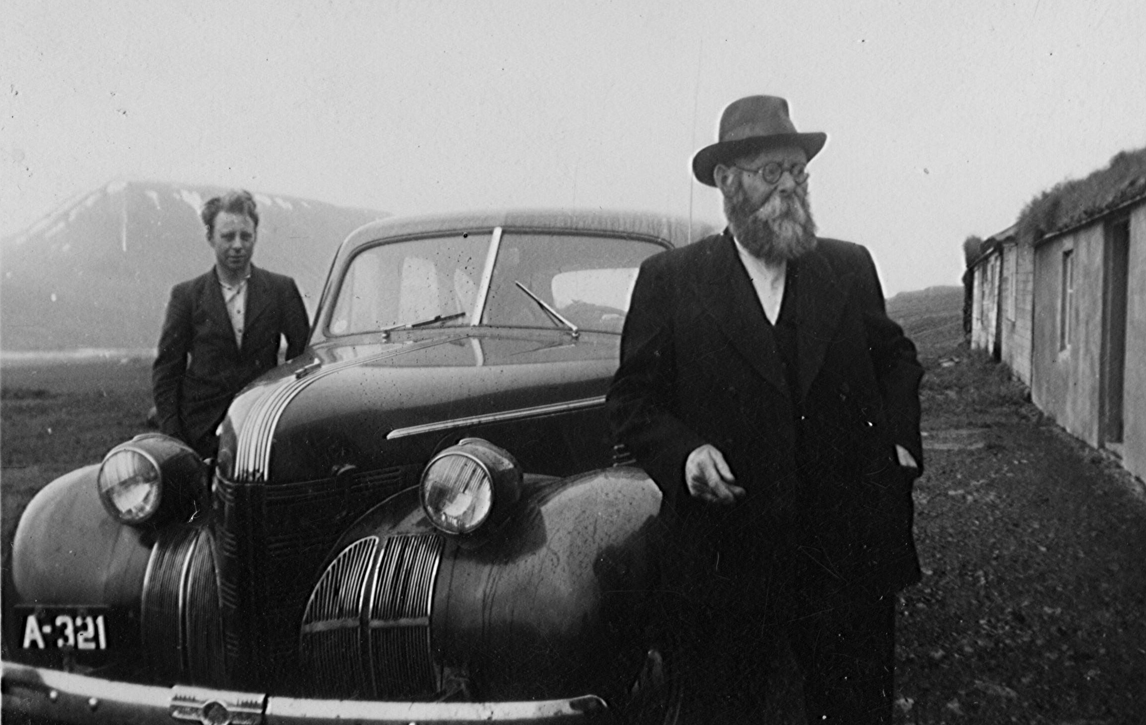 Pálmi Guðmundsson að flytja frá Garðshorni 1947, hann lést fáum dögum eftir að myndin var tekin. Reynir Kristjánsson dóttursonur hans til hliðar við bílinn sinn.