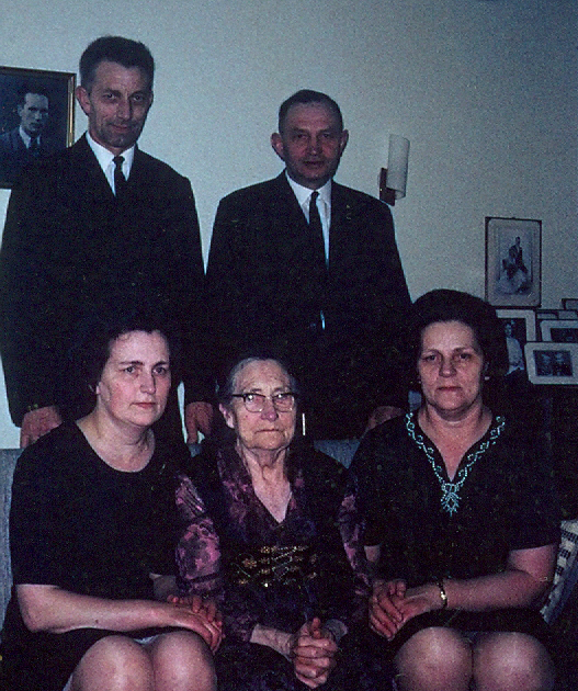 Sitjandi: Guðrún, Anna, Petrína. Standandi: Þorkell og Hrólfur. Á bak við Þorkel sést mynd af Bjarna Hjaltalín.