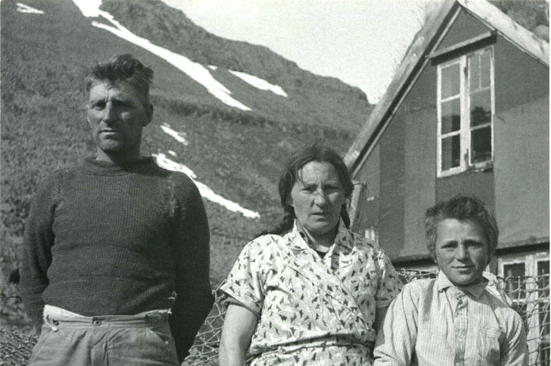Mynd Hjálmars R. Bárðarsonar í eigu Þjóðminjasafnsins af fjölskyldunni í Meirahrauni: Bjarna Bjarnasyni, Friðgerði Skarphéðinsdóttur og Skarphéðni Bjarnasyni.  Myndin er tekin 25. júní 1939.