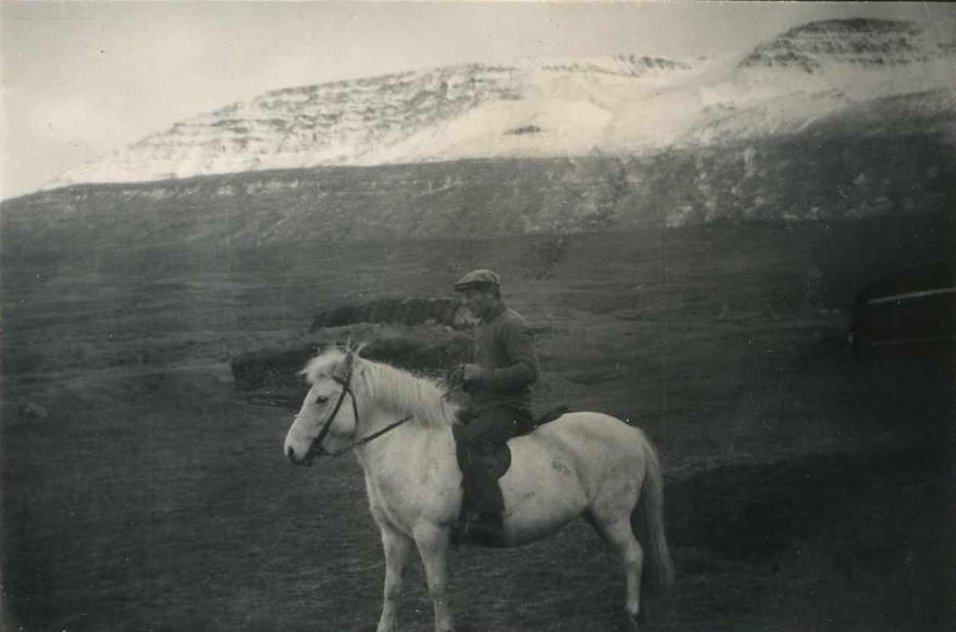 Steindór Pálmason á hestbaki
