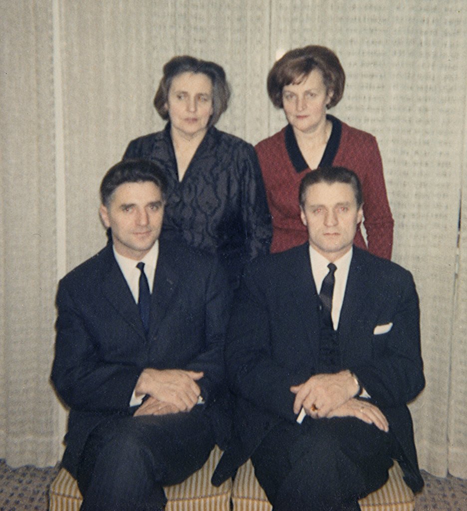 Mamma og systkini