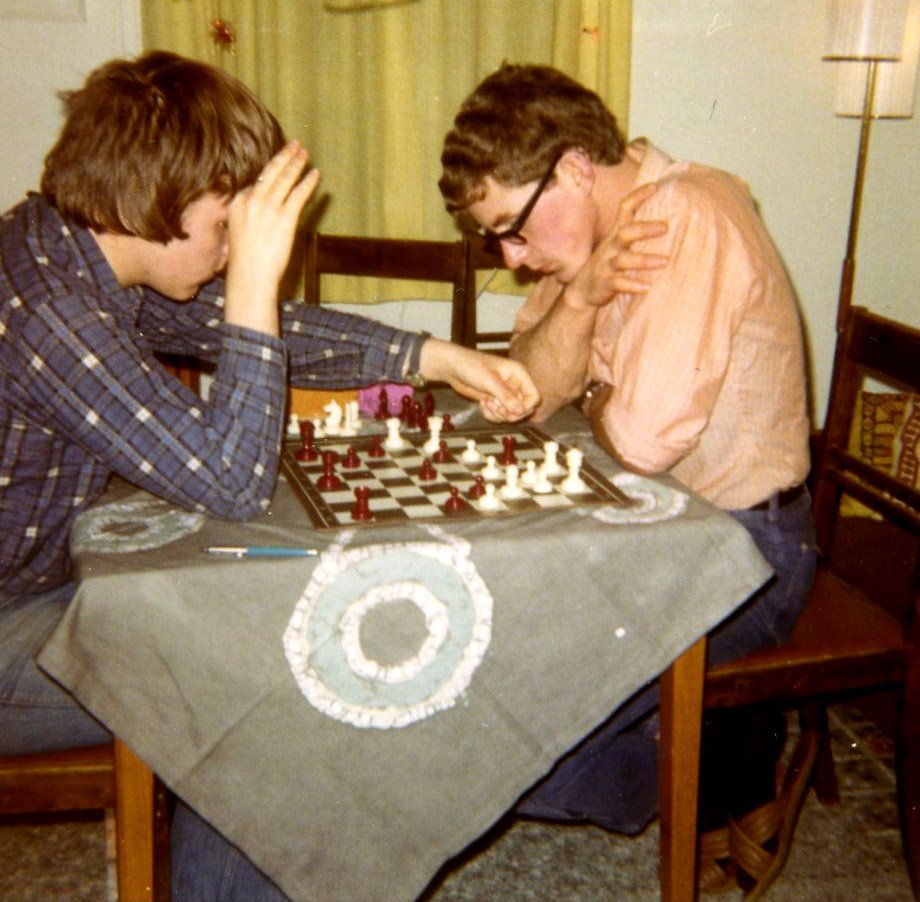 Steini og Siggi tefla