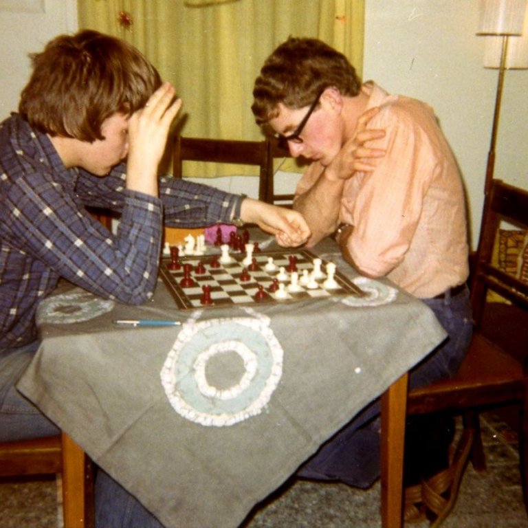 Steini og Siggi tefla