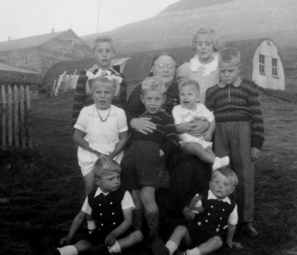 Helga amma með Garðshornsbörn