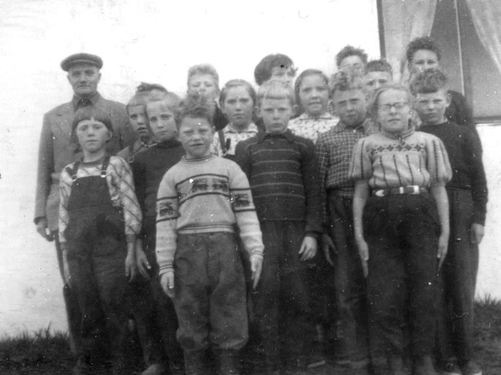 Kennari og börn í Brúnastaðaskóla
