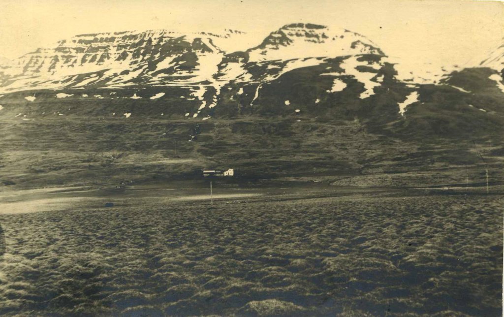 Garðshorn um 1940. Símalínan úr Skagafirði til Akureyrar er sýnileg, óvíst hvenær hún var lögð. 